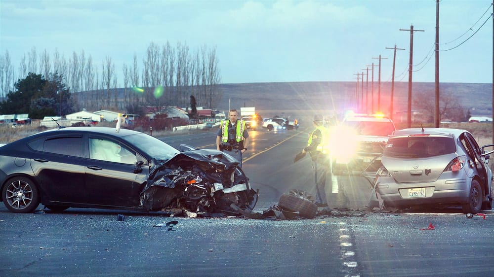 Two hurt in wreck that closes Ephrata-Soap Lake highway post image